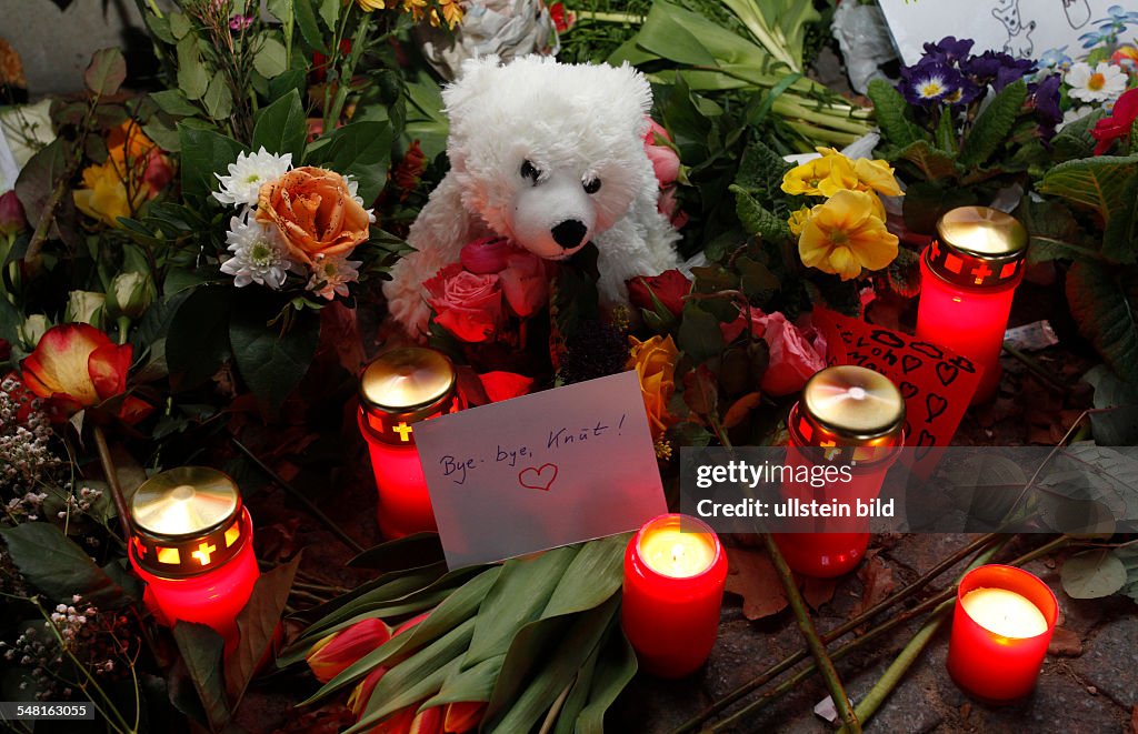 Germany Berlin Charlottenburg (Charlottenburg-Wilmersdorf) - mourning for the polar bear Knut in the Berlin zoo