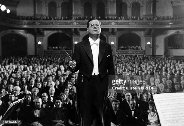 Boehm, Karl *28.08.1894-+ Dirigent, Oesterreich - Halbportrait, dirigiert, im Hintergrund das Publikum, Berlin - 1944