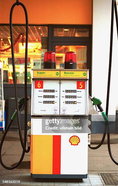 Zapfsäule bei einer Shell Tankstelle