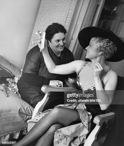 Weiser, Grethe *27.02..1970+ Actress, Germany - with her dresser - 1937 - Photographer: Regine Relang - Vintage property of ullstein bild