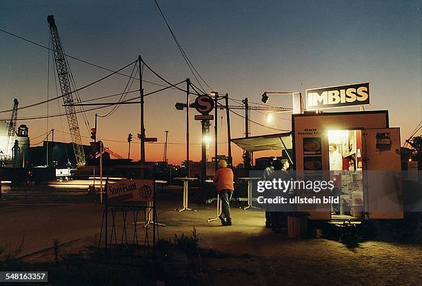 Imbiss-Stand am S-Bahnhof Potsdamer Platz - 1995