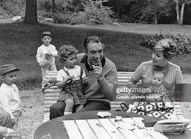 Quinn, Anthony *21.04..2001+ Actor, painter and writer, USA - with his wife Yolanda and his children in the garden of his villa - 1966 - Vintage...