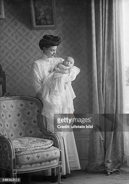 Cecilie zu Mecklenburg *20.09.1886-+ Kronprinzessin, D Ehefrau von Kronprinz Wilhelm von Preussen - Ganzkoerperaufnahme, mit ihrem Sohn Louis...