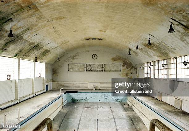 Innenansicht der ehem. Schwimmhalle auf dem Gelände der von den sowjetischen Streitkräften als Kaserne genutzten Anlage ; seit 1991 unter...