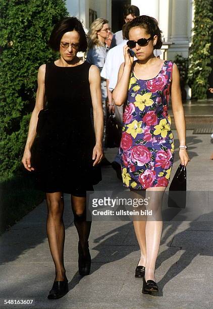 Zwei Frauen im Sommerkleid in Warschau; eine telefoniert mit einem Handy - Mai 2000