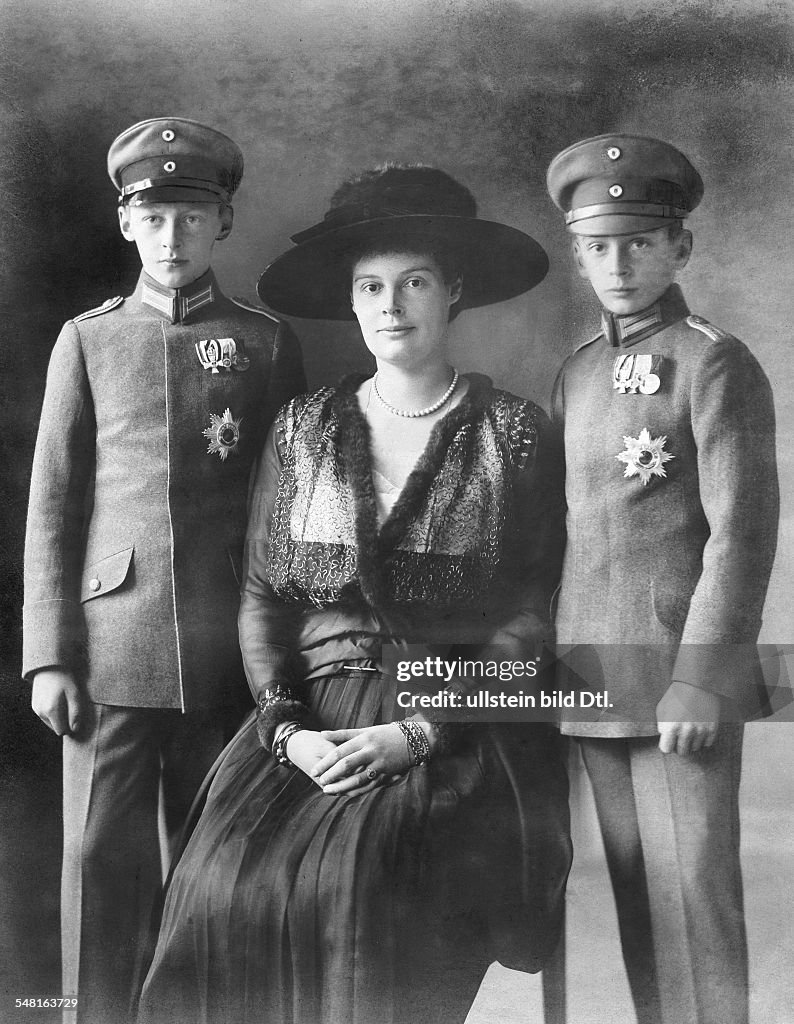 Mecklenburg-Schwerin, Cecilie of - Crown Princess of Prussia *20.09.1886-06.05.1954+ wife of Wilhelm of Prussia, Crown Prince with her sons Prince Wilhelm and Prince Louis Ferdinand (on the left) - Picture: Kgl. Hofphotograph W. Niederstroth, Pots