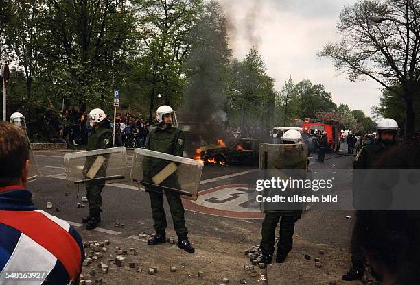 Ein ausgebranntes Auto, Pflastersteine und Polizei auf der Wiener Straße in Kreuzberg aus Anlaß der 'revolutionären' 1. Mai - Demonstration.