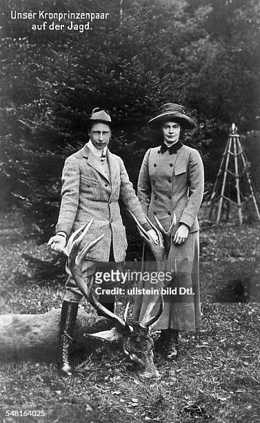 Mecklenburg-Schwerin, Cecilie of - Crown Princess of Prussia *20.09.1886-+ wife of Wilhelm of Prussia, Crown Prince Going hunting with her husband,...