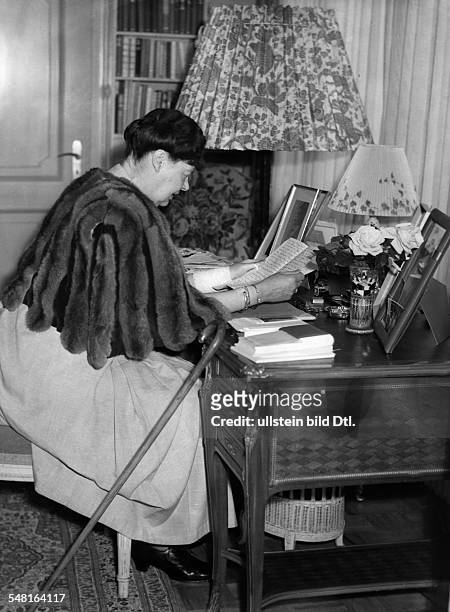 Mecklenburg-Schwerin, Cecilie of, Germany *20.09.1886-+ at her desk also: Cecilie Auguste Marie Duchess of Mecklenburg-Schwerin - Photographer: W....