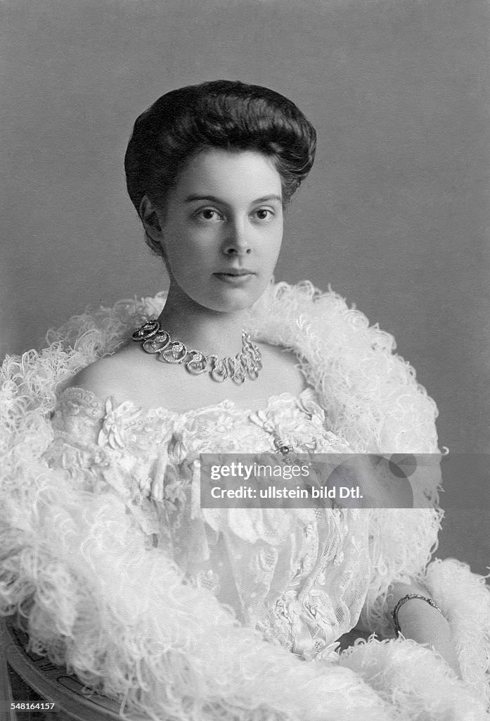 Mecklenburg-Schwerin, Cecilie of - Crown Princess of Prussia *20.09.1886-06.05.1954+ wife of Wilhelm of Prussia, Crown Prince   Portrait  - 1905 - picture: Heuschkel  Vintage property of ullstein bild