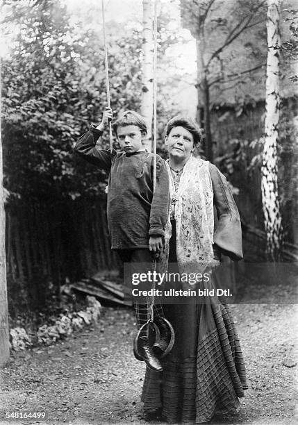 Helene Boehlau *22.11.1859-+ Writer, Germany - with her son Omar - 1905 - Photographer: Philipp Kester - Vintage property of ullstein bild