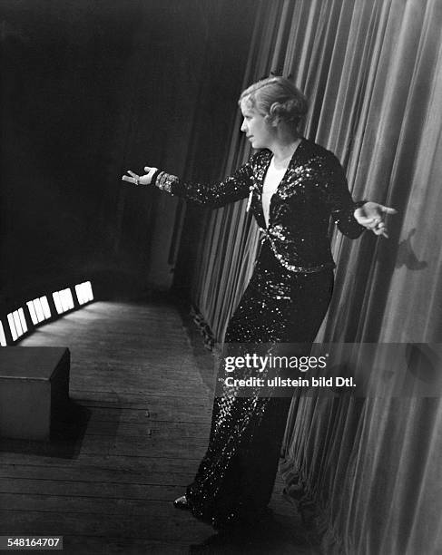 Weiser, Grethe *27.02..1970+ Actress, Germany - bowing before the audience in a black sequin evening dress - 1937 - Photographer: Regine Relang -...
