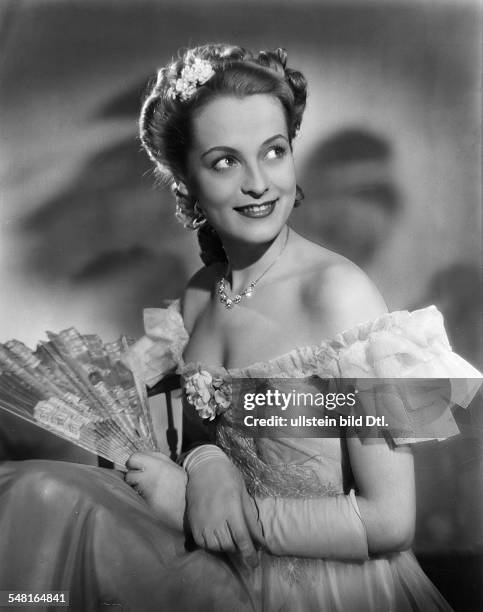 Meyendorff, Irene von *- Actress, Germany in the movie 'Leinen aus 'Irland'. - 1939 published by: 'BZ' 13.6.1939