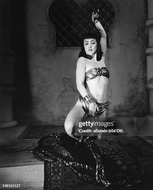Deinert, Ursula *-+ Dancer, actress, Germany - dancing the 'Dance of Cleopatra II' - 1940 - Photographer: Regine Relang - Vintage property of...