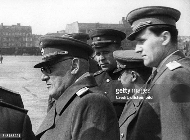 Nach der Ankunft der sowjetischen Delegation auf dem Flughafen Berlin Tempelhof: der stellvertretende Volkskommissar des Äusseren Andrej J....