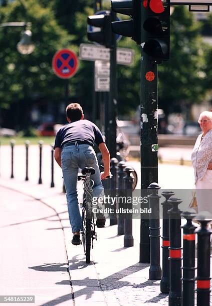 Fehlverhalten im Straßenverkehr: ein Fahrradfahrer mißachtet eine rote Ampel - 1995