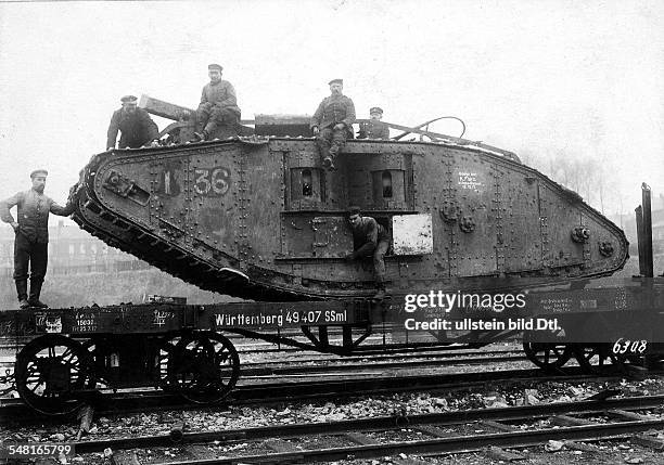 Theatre of war , western front 1917, Battle of Cambrai 20.11.-: After the battle - British tanks recovered from battlefield on 12.12. Are loaded on...