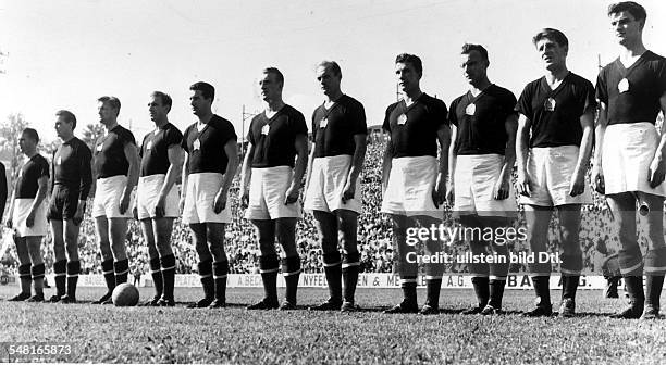 World Cup in Switzerland Lineup of later runners-up Hungary before a World Cup match| far left: captain Ferenc Puskas - 1954