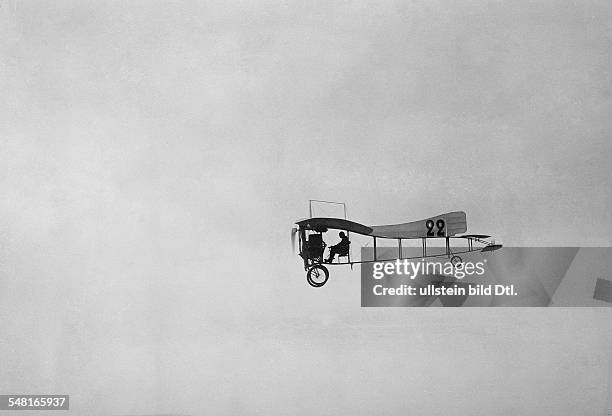 Bleriot, Louis - Engineer, Aviator, F *01.07.1872-+ Betheny near Reims: Louis Bleriot during a flight, befor his accident - ca. 1909 - Photographer:...