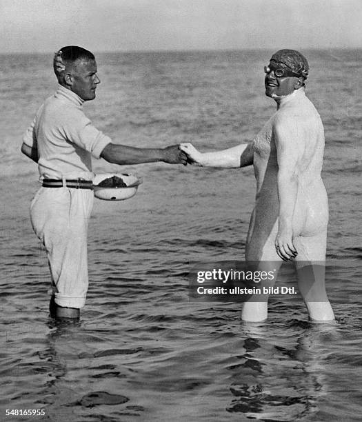 Health cures: a man with healing earth all over his body going into the sea in order to wash himself No further information. - 1912 - Photographer:...