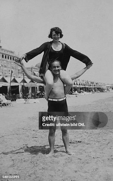 Hansen, Max *22.12.1897-+ Singer , cabaret artist, actor, and comedian, Danmark carrying Ilse Bois on his back on the beach