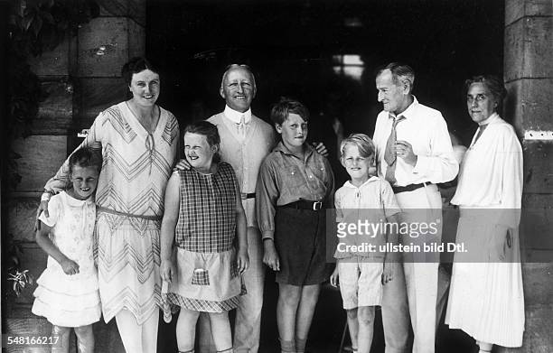 Wagner, Siegfried Composer, conductor, Germany Wagner with family and Music Director Karl Muck at Villa Wahnfried in Bayreuth; from the left: Verena,...
