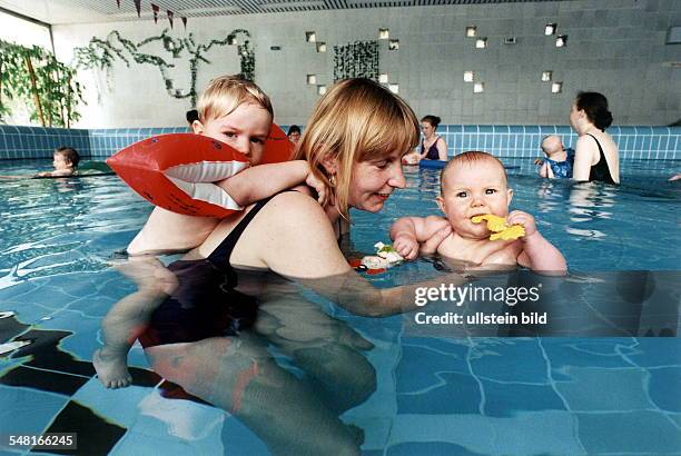 Mutter mit Kleinkind und Säugling beim Babyschwimmen - 1996