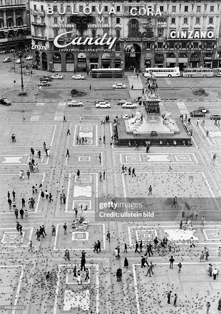 Italy, Lombardy, Milan, Milan Cathedral, Duomo di Santa Maria Nascente, Dom de Milan, Gothic, people on the Cathedral Square, tourists, pigeons - 02.10.1974