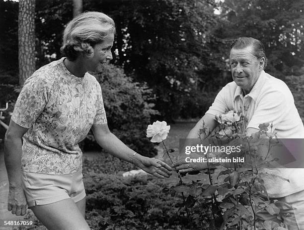 Soehnker, Hans *-+ Actor, Germany with his wife Inge in their garden in Berlin. - 1971