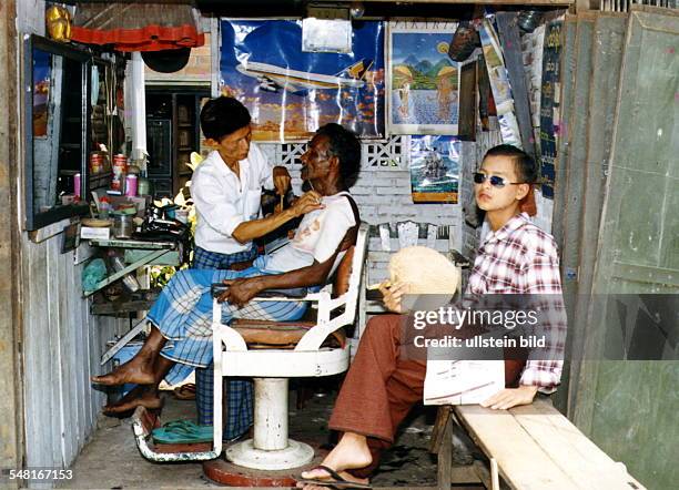 Friseurladen in einem Dorf nahe Yangon - Mai 1997