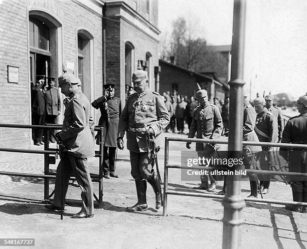 Frederick Augustus III of Saxony - King of Saxony *25.05.1865-+ with Paul von Hindenburg at the eastern front in Loetzen - Photographer: Walte Gircke...