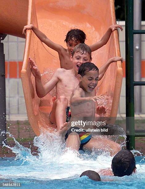 Kinder auf einer Wasserrutsche im Prinzenbad in Kreuzberg