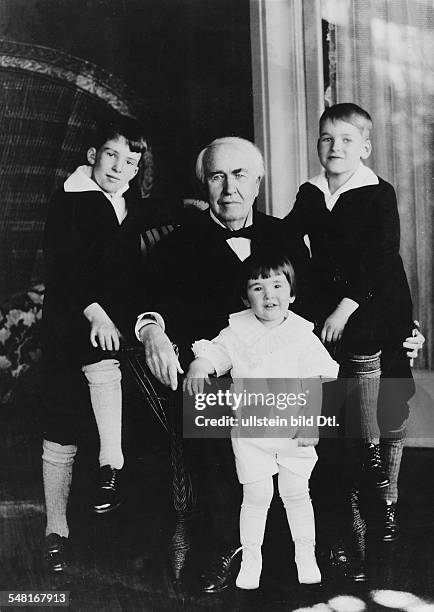 Edison, Thomas Alva *11.02.1847-+ Erfinder, Unternehmer, USA Entwickelte 1879 die Gluehlampe - mit seinen Enkelkindern - 1928