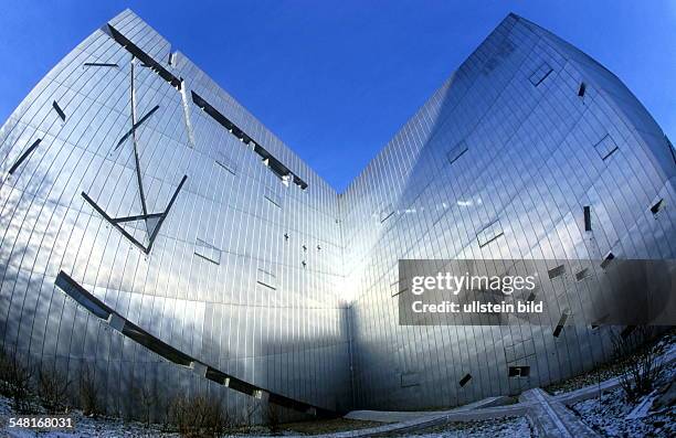 Aussenansicht des Museumsbau von Daniel Libeskind mit leicht verzerrter Wirkung