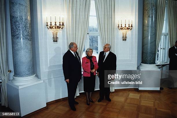 Neujahrsempfang im Schloss Bellevue in Berlin: Bundespräsident Roman Herzog und seine Frau Christiane mit Bundeskanzler Helmut Kohl