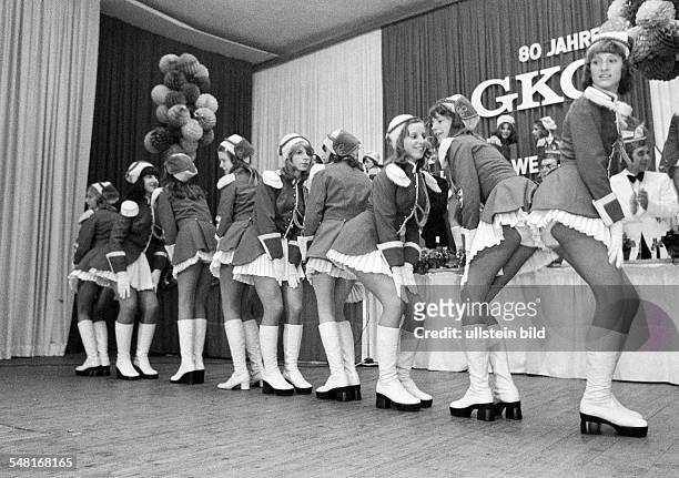 People, Rhenish carnival, dancing group in costumes, girls, aged 20 to 25 years -