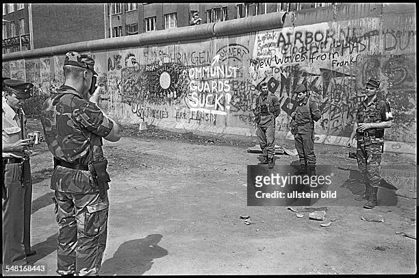Germany, Berlin, , Bomb attack on the Berlin wall at Zimmerstrasse in the district of Kreuzberg. GDR border soldiers and members of US Army Military...