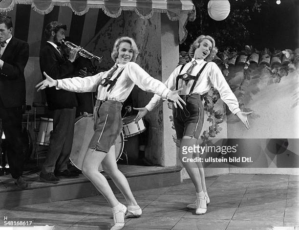 Kessler-Twins - Actresses, Dancers, Germany - *- Scene from the movie 'Die Zwillinge vom Zillertal' Directed by: Harald Reinl West Germany 1957...