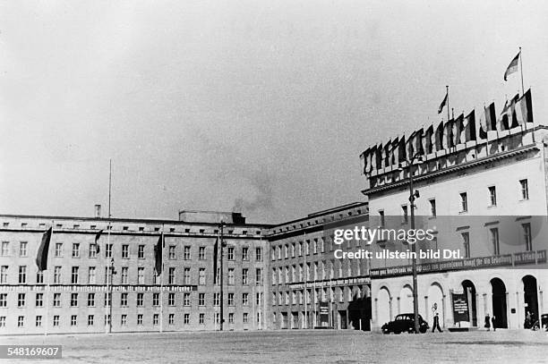 Blick auf ein Hintergebäude sowie ein Mitte der 30er Jahre errichtetes Seitengebäude des ehem. Reichsministeriums für Volksaufklärung und Propaganda...