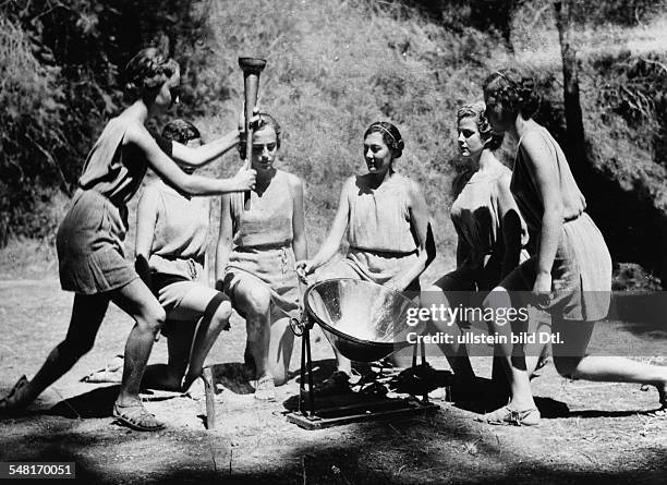 Olympische Spiele 1936 in Berlin - erster, von Carl Diem initiierter Staffellauf, mit dem das Olympische Feuer zum Austragungsort der Spiele gebracht...