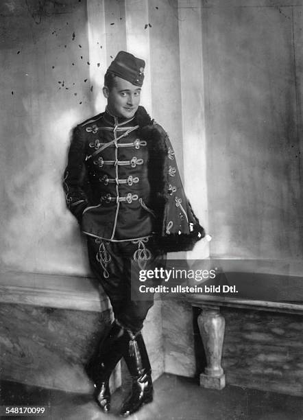 Max Hansen *22.12.1897 - + actor, Germany /Danmark in the operetta 'Eine Frau von Format' by Michael Krausz Theater des Westens, Berlin - 1927...