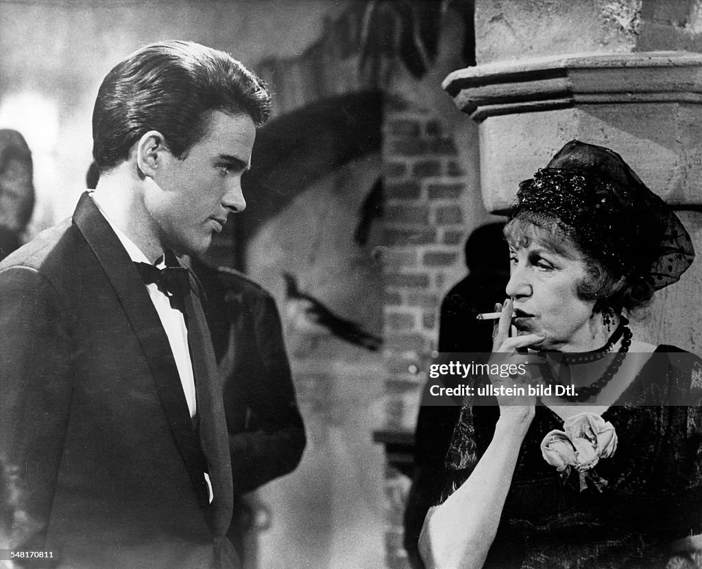 Austrian singer and actress Lotte Lenya and actor Warren Beatty starring in the movie "The Roman Spring of Mrs. Stone", directy by José Quintero, 1961