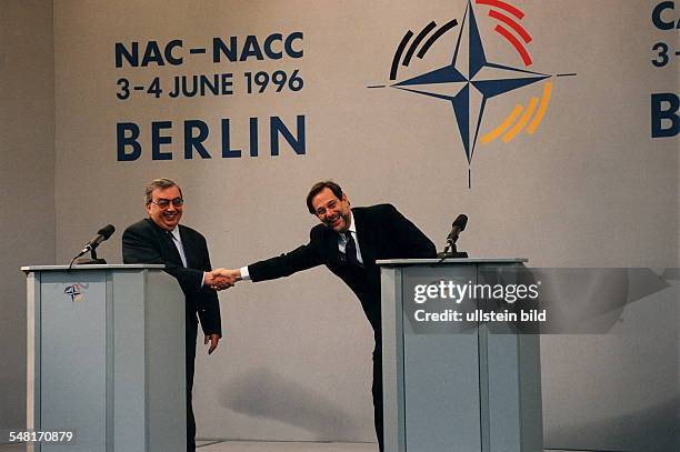 Gemeinsame Frühjahrstagung der NATO und des Nordatlantischen Kooperationsrates in Berlin: die Redner Jewgenij Primakow und NATO Generalsekretär...