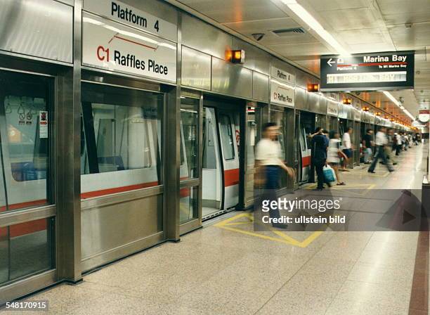 Bahnhof "Raffles Place" der Verkehrsbetriebe MRT : eingefahrener Zug mit Fahrgästen auf dem Bahnsteig - August 1998