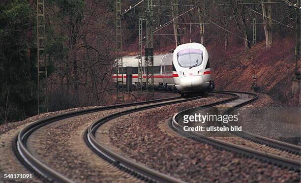 Hochgeschwindigkeitszug mit Neigetechnik vom Typ ICE-T der Deutschen Bahn AG auf freier Strecke