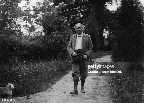 Zobeltitz, Fedor von *05.10.1857-+ Writer, Germany - walking his two dogs - 1907 - Photographer: Philipp Kester - Vintage property of ullstein bild