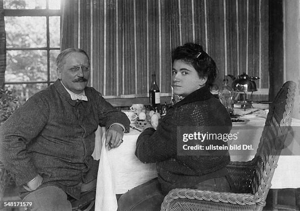 Zobeltitz, Fedor von *05.10.1857-+ Writer, Germany - with his wife Martha Tuetzen on the breakfast table - 1907 - Photographer: Philipp Kester -...