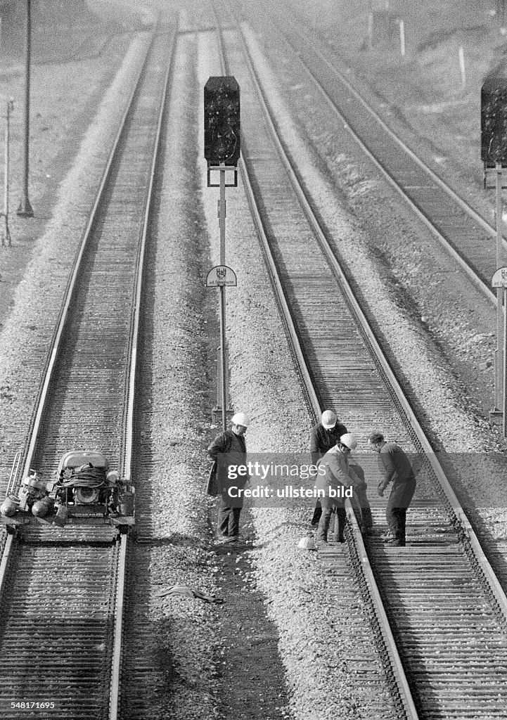 Rail traffic, construction site, track workers, track construction works, D-Oberhausen, D-Oberhausen-Sterkrade, Ruhr area, North Rhine-Westphalia - 23.02.1975