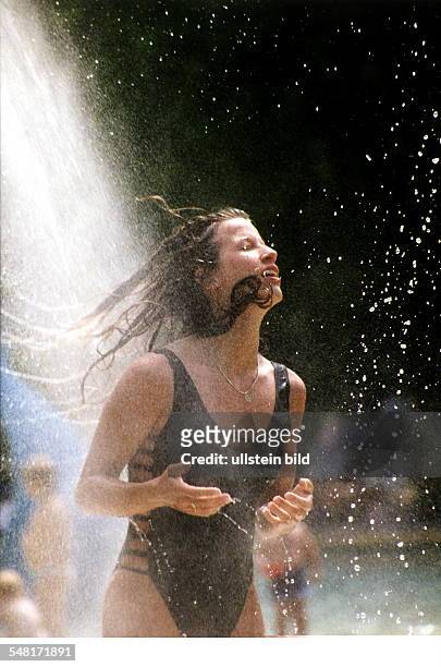 Sommerbad Prinzenstrasse: junge Frau unter der Dusche - 1996