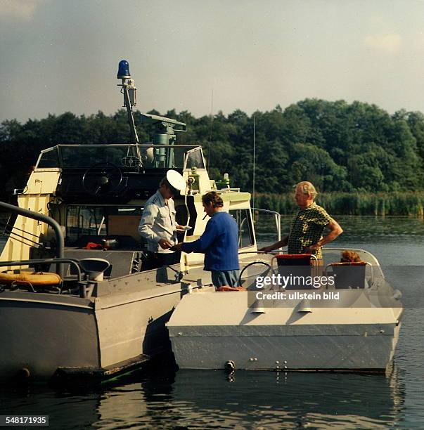 Wasserschutzpolizei auf dem Zeuthener See bei Berlin kontrolliert den Fahrer eines Bootes - 1983